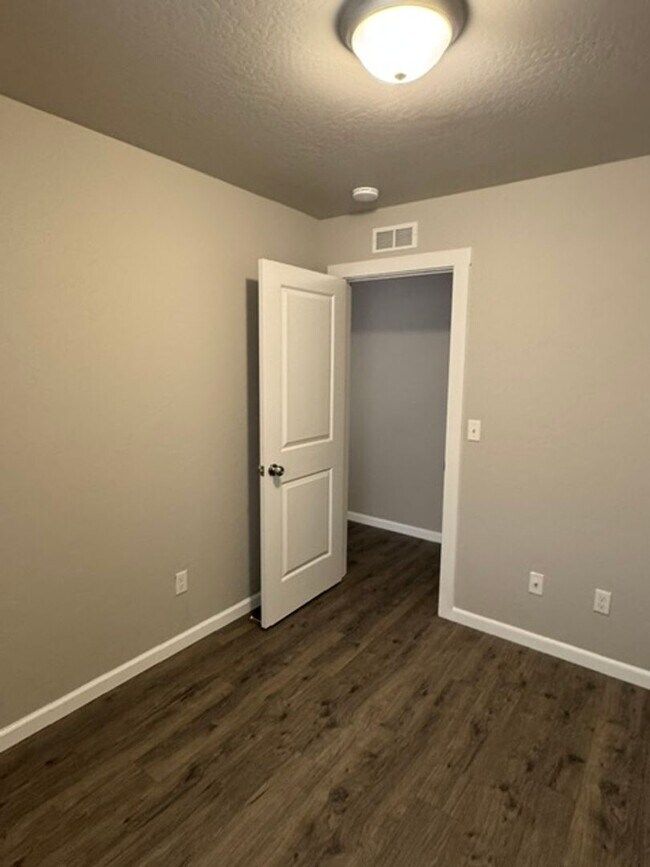 Building Photo - LIKE - NEW 3- BEDROOM TOWNHOME W/ GARAGE, FENCED YARD & PRIVATE 3RD BEDROOM OFF GARAGE