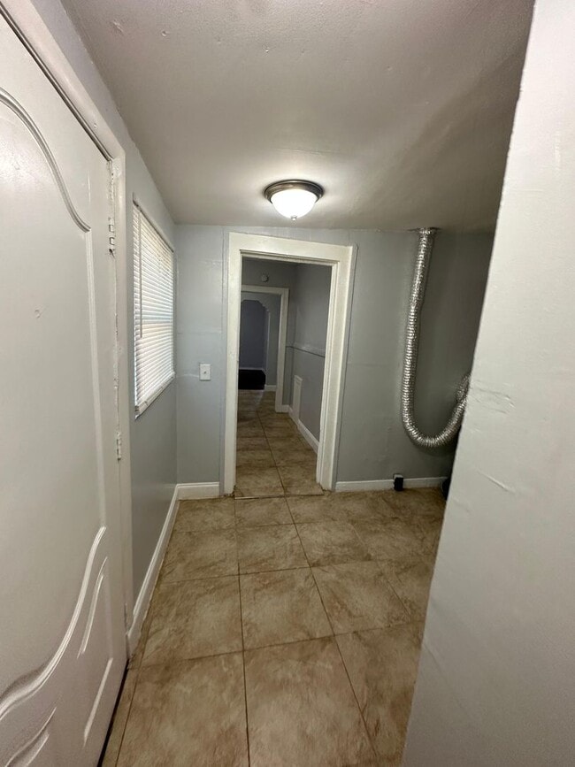 Building Photo - Fully Renovated 3/2 Available for Immediat...