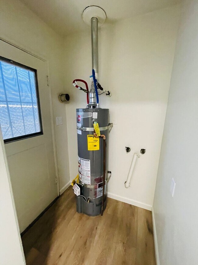 Building Photo - 2 Bedroom unit with parking