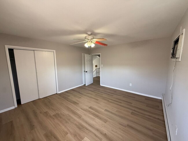 Building Photo - Townhome features 3 bedrooms and 2 bathroo...