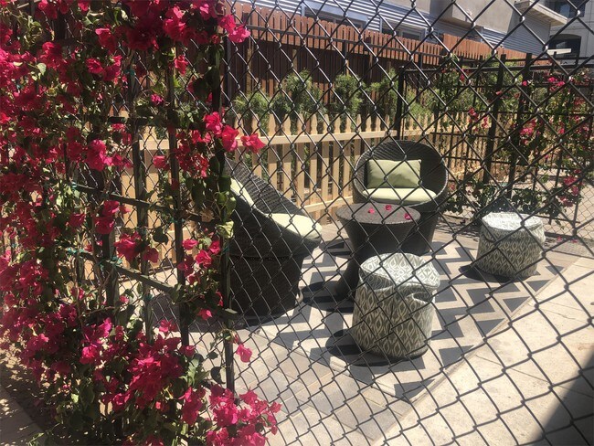 Building Photo - 526 Golden Ave