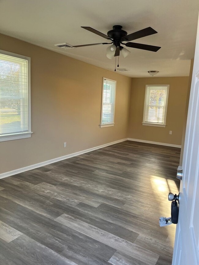 Building Photo - 3 Bedroom | 2 Bath | 1,098 Sq Ft | Updated Interior