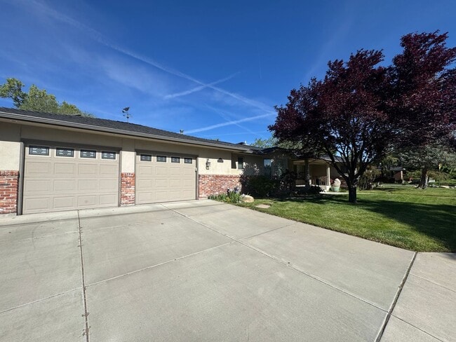 Building Photo - 255 Circle Dr