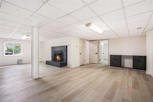 Building Photo - 1996 Briarwood Dr