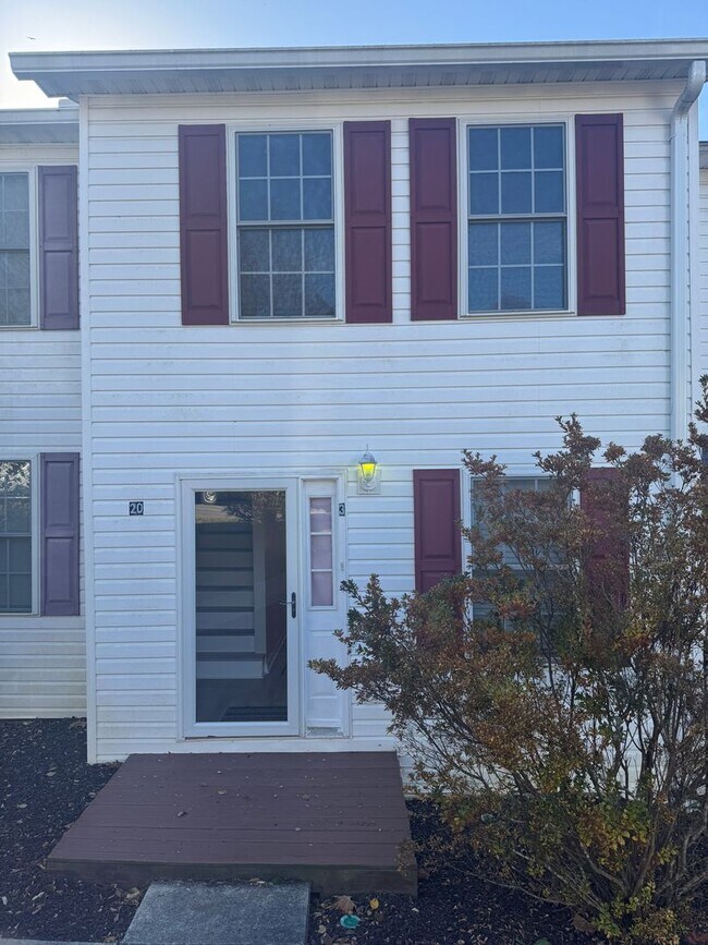 Building Photo - Updated Townhouse In Hunter Hills