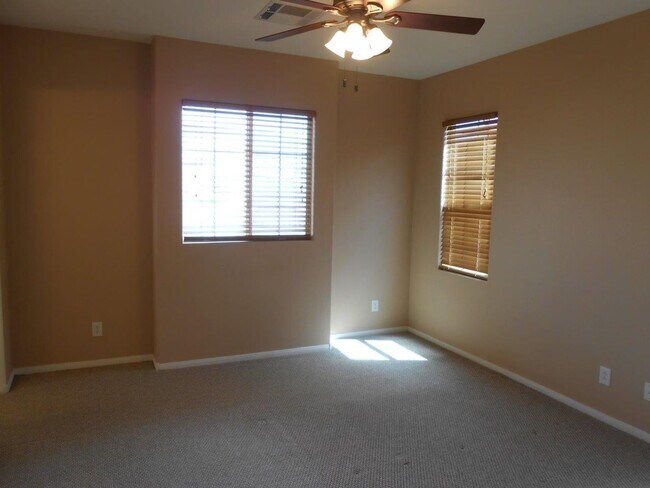 Building Photo - Spacious 2 Bedroom Home near Cactus and Ma...