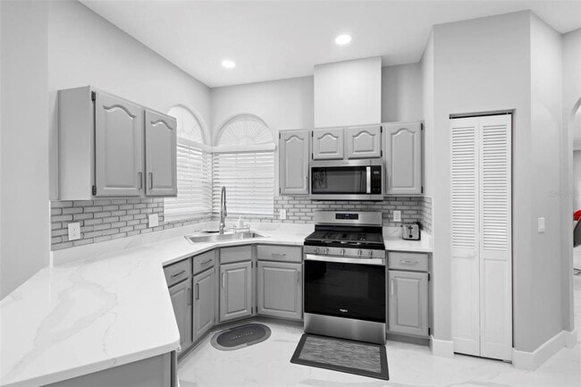 Building Photo - 5730 Parkview Lake Dr