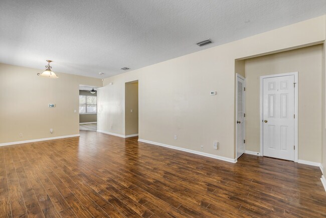 Building Photo - 627 Aeolian Dr