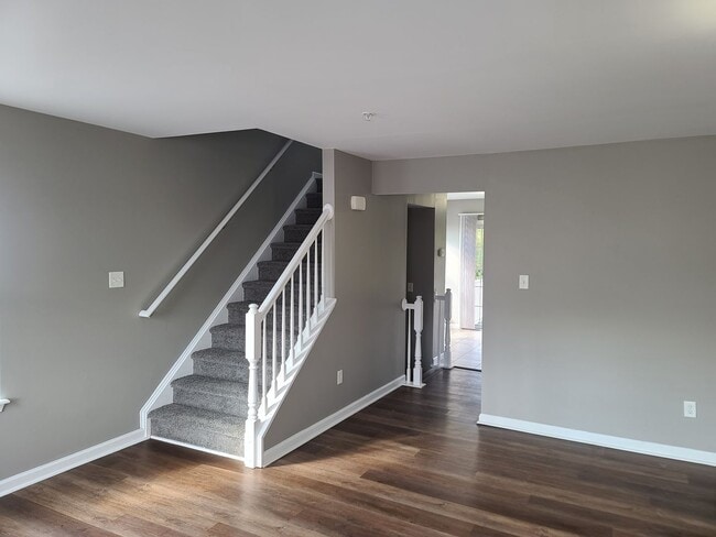 Building Photo - 3 Bedroom 2 1/2 bath townhouse in Waynesbo...