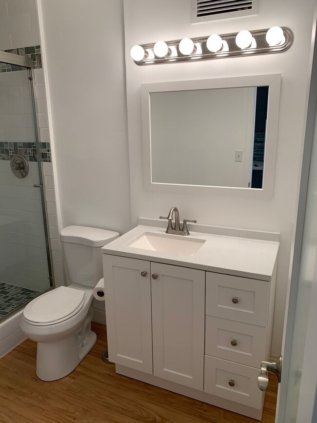 Building Photo - Fully Furnished. Updated. Waikiki (No parking)