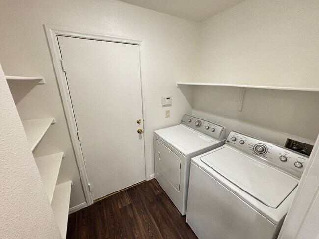 Building Photo - Beautiful 4Bed/3Bath/2Car residence located in Summerlin near Town Center Drive