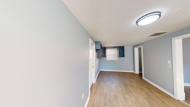Building Photo - 3 Bedrooms, Newly updated!