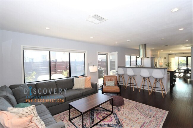 Building Photo - Centrally Located Mid-Century Contemporary Home