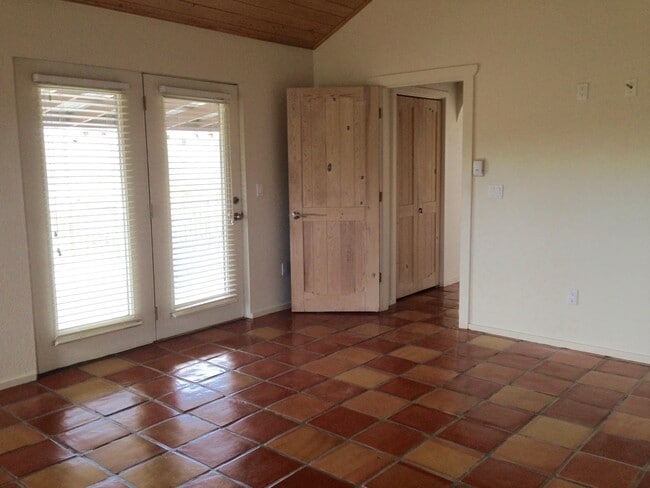 Building Photo - 7 Metate Dr