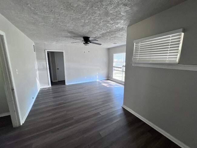 Building Photo - 5831 Belneath St