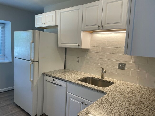 Building Photo - End unit townhome in Annapolis!