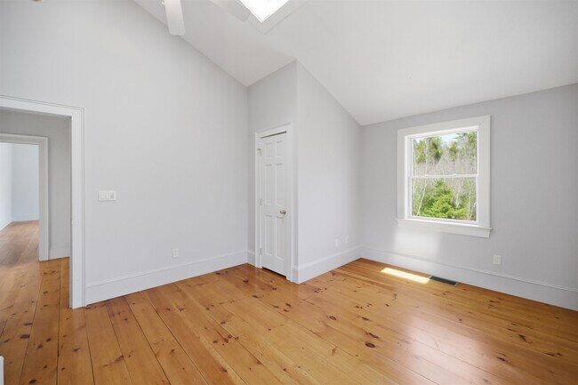 Building Photo - 564 Main St