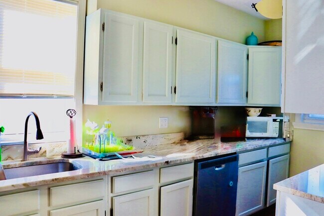 Building Photo - 10 Cushing St