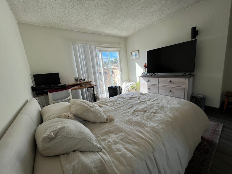 Building Photo - 3359 Mentone Ave