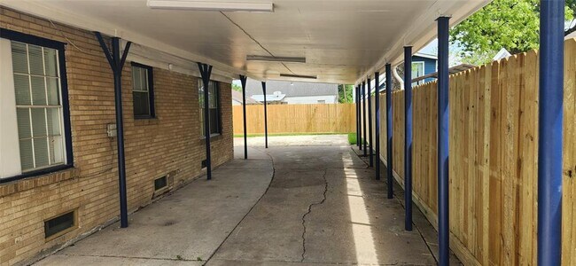 Building Photo - 5733 Dorbrandt St