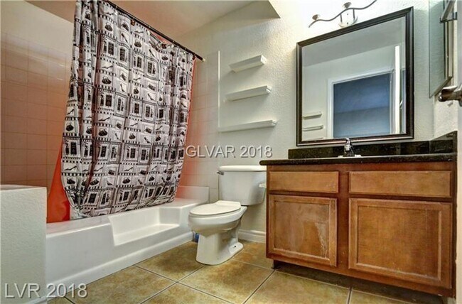 Building Photo - Great Location- 3 bedroom Condo