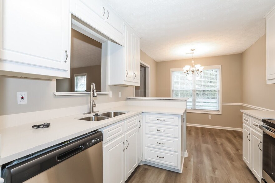 Building Photo - 511 Saddle Ridge Dr