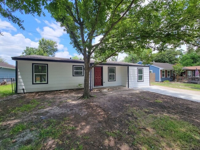 Building Photo - RECENTLY REMODELED 4 BEDROOM 2 BATH LEASE HOME WITH ALL THE UPGRADES.  CHECK THIS OUT.  WON'T LAS...