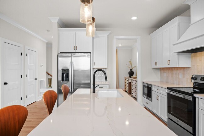 Building Photo - Modern 3 Bed on Nearly an Acre