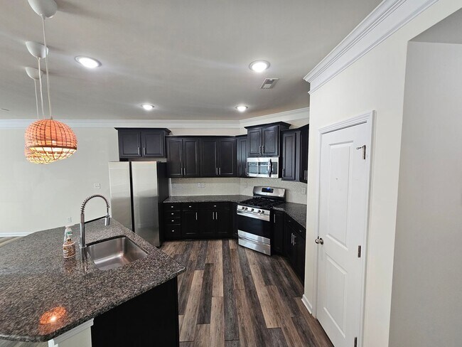 Building Photo - Well Maintained Large townhome in Steele Creek