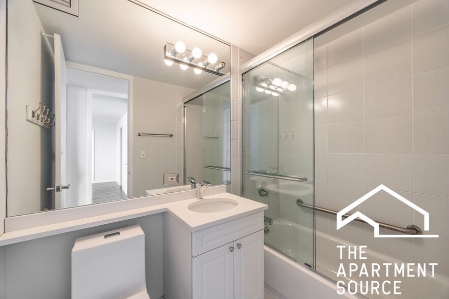 Building Photo - 1350 N Dearborn St