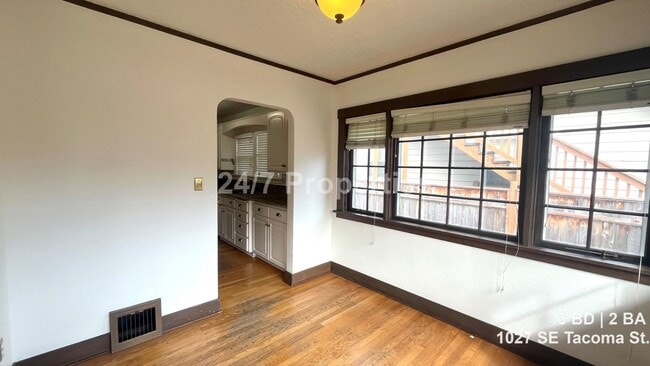 Building Photo - Light-Filled 3 BD | 2 BA Home in the Heart of Sellwood!