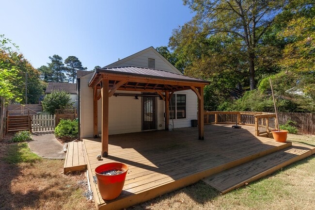 Building Photo - Updated 3/2 Bungalow w/ Large Backyard & M...