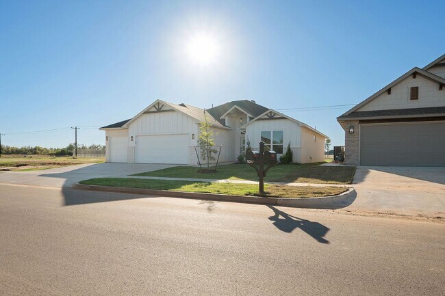 Building Photo - 5017 Misty Wood Ln