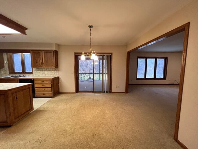 Building Photo - Large Home in Forest Hills School District