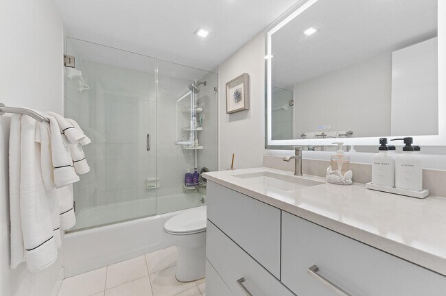 Building Photo - 1021 Hillsboro Mile