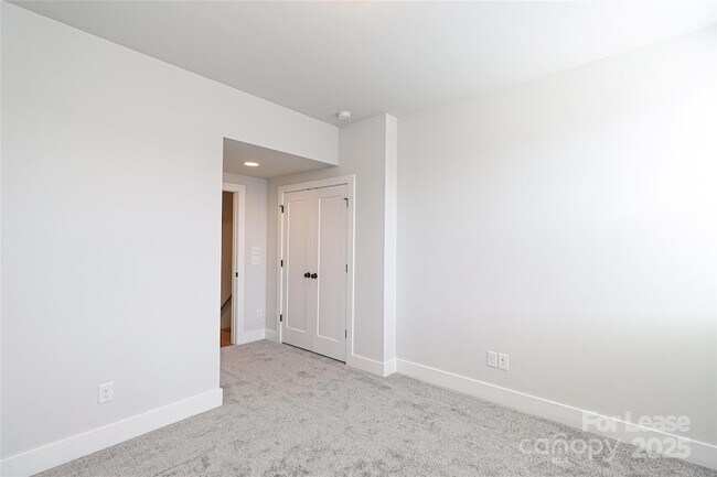 Building Photo - 2027 Isom St