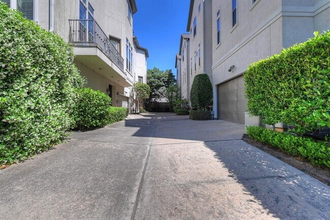 Building Photo - 2406 Wroxton Rd