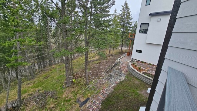 Building Photo - Fully furnished town home in Bigfork