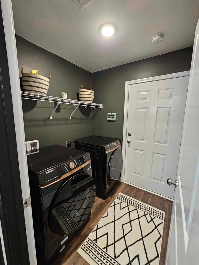 Building Photo - Charming Home!