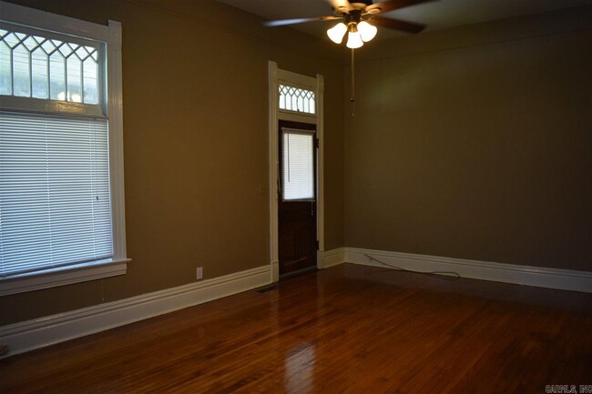 Building Photo - 801 N Van Buren St