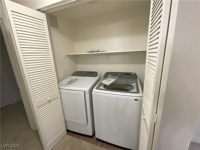 Building Photo - 3400 Cabana Dr