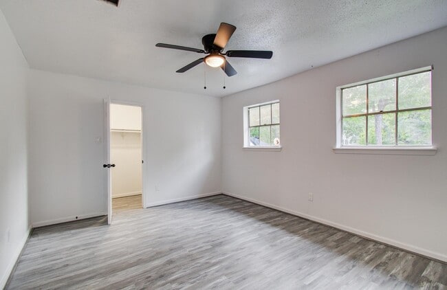 Building Photo - 534 Robert E Lee Dr