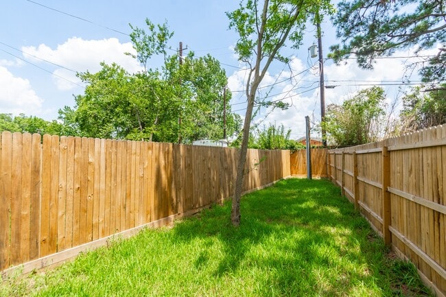 Building Photo - 618 Maple Way