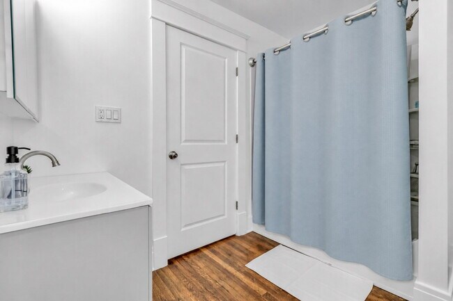 Building Photo - Furnished 3-Bedroom, 2-Bath Upper Unit in North Buffalo