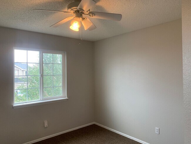 Building Photo - Spacious 4 Bedroom Home