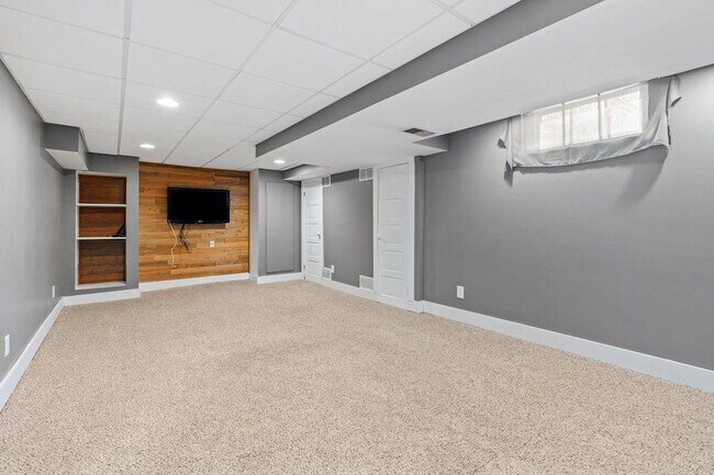 Building Photo - 2300 NE McKinley St