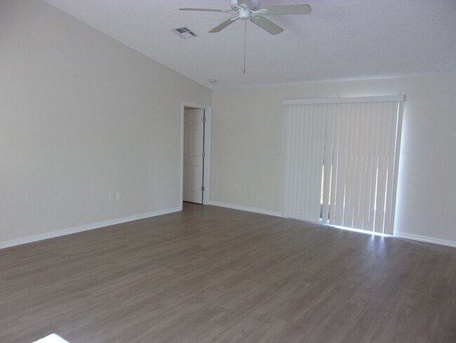 Building Photo - MOVE-IN SPECIAL!!