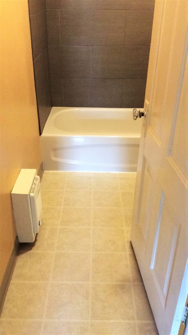 Building Photo - Huge West University 6 bed/3 bath/2 kitche...