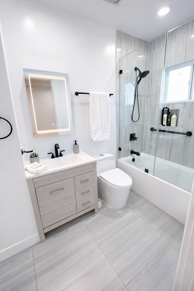 Building Photo - 1847 Stearns Dr