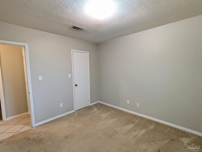 Building Photo - 5185 Hilltop Dr